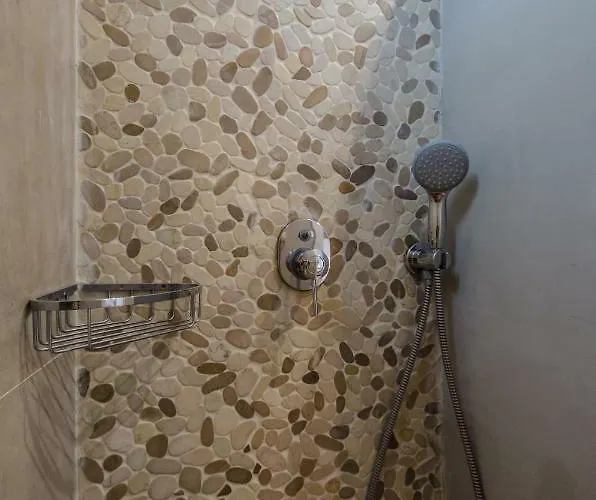 מלון דירות Antonia 4*